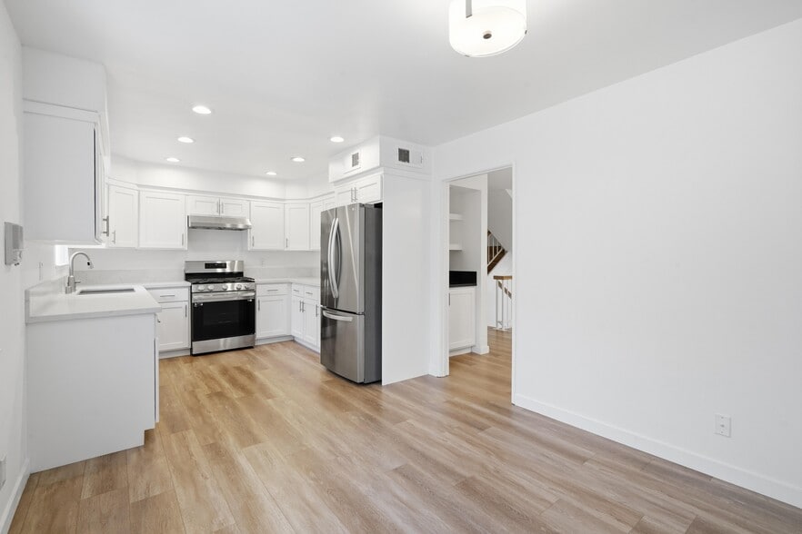 Building Photo - 9000 Vanalden Ave