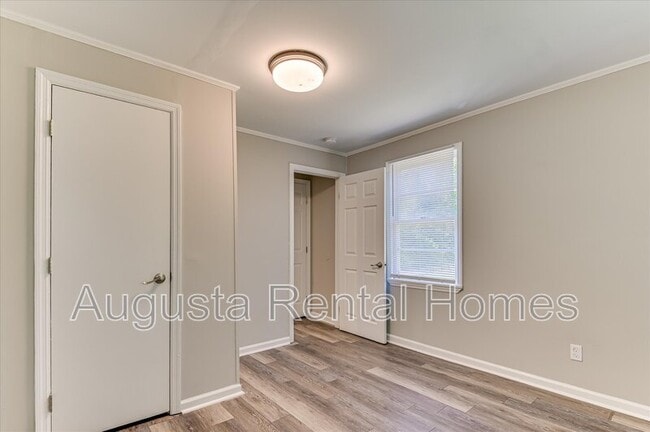Building Photo - 2128 Roosevelt Dr