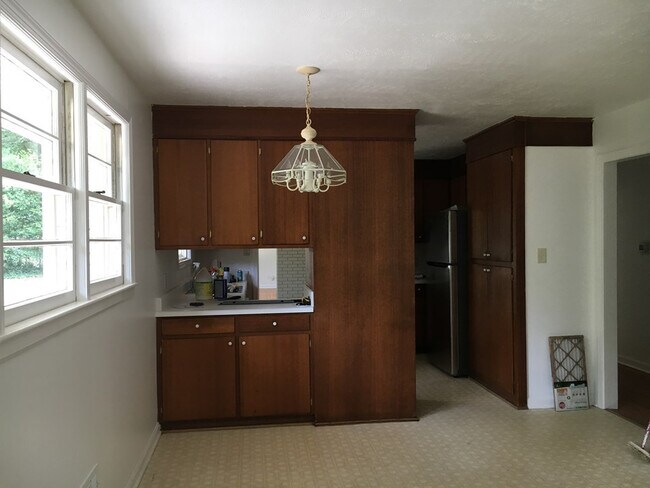 Building Photo - 925 Magnolia St SE