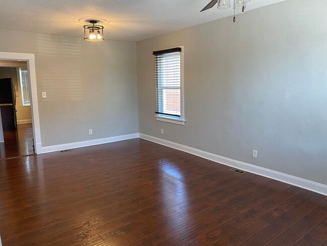 Building Photo - Beautiful Renovated Home with Garage!