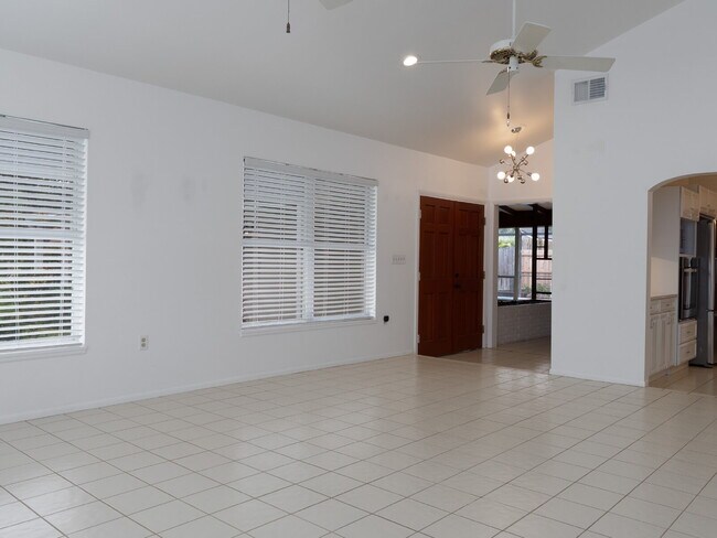 Building Photo - Spacious 5-Bed, 4-Bath Sarasota Home with ...