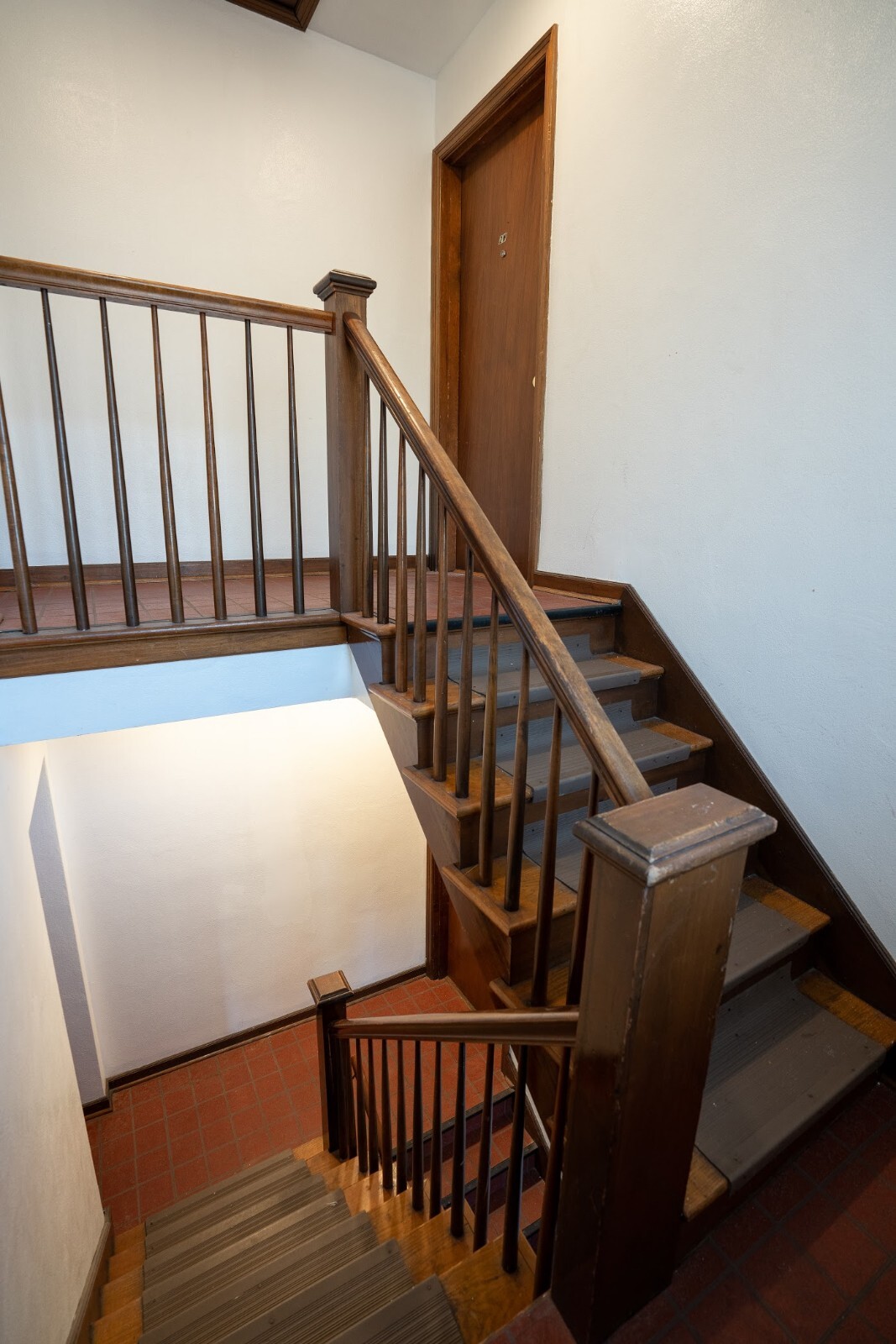 stairwell to 2E - 5608 Chippewa St