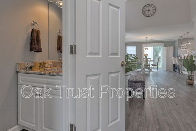 Building Photo - 9041 Maple Grove Dr