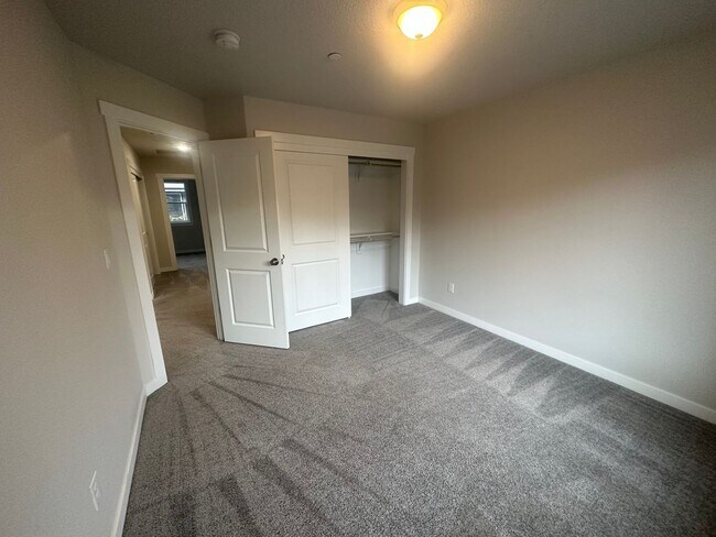 Building Photo - Newer low maintenance duplex in highly desired Camas area w/ great schools!