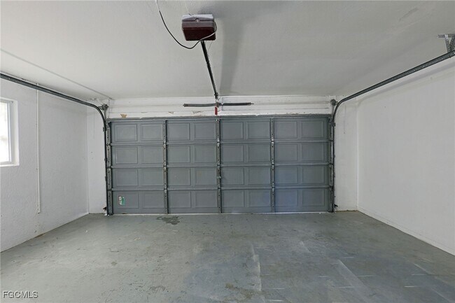 Building Photo - 629 SW Santa Barbara Pl