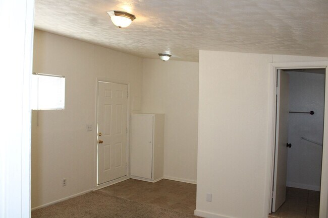 Building Photo - 2528 Irwin Rd