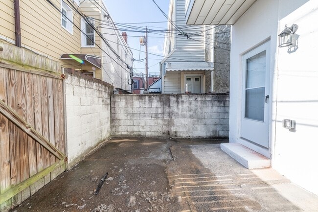 Building Photo - 1422 Jackson St