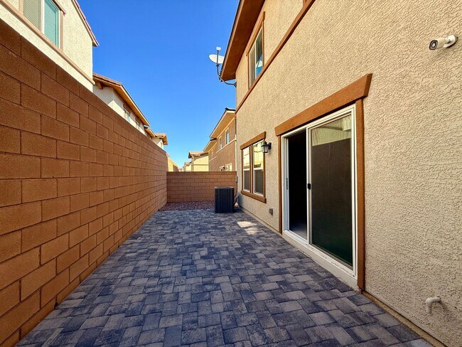 Building Photo - 3 BED 2.5 BATH 2 CAR GARAGE TOWNHOUSE w/ P...