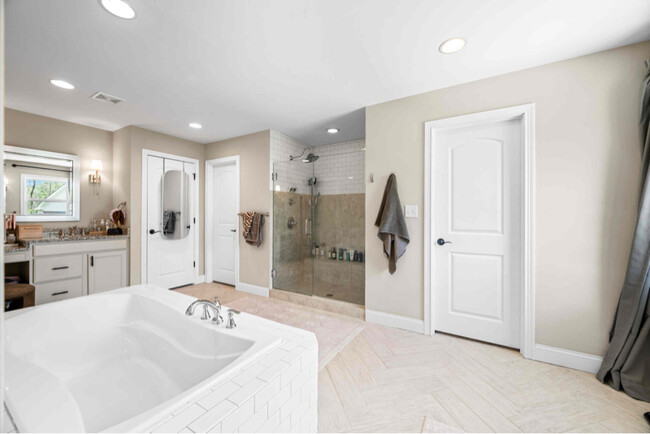 Building Photo - 5990 Hollow Ct