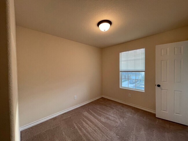 Building Photo - Town home for rent