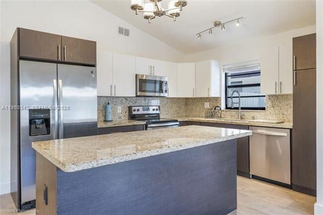 Building Photo - 1634 SW 19th Ter