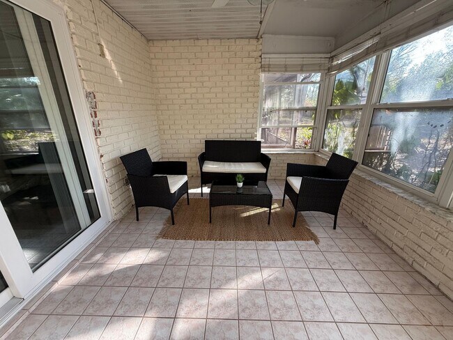 Building Photo - Furnished first floor Brand new renovated apartment