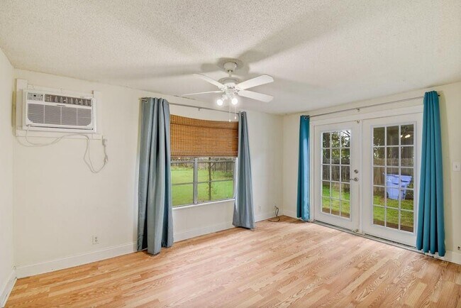 Building Photo - 505 Lbj Dr