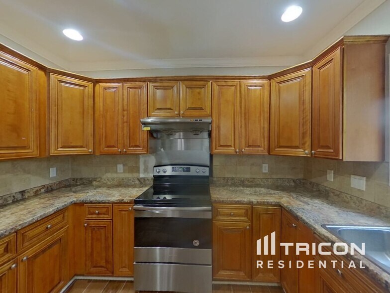 Building Photo - 27 Rockridge Dr