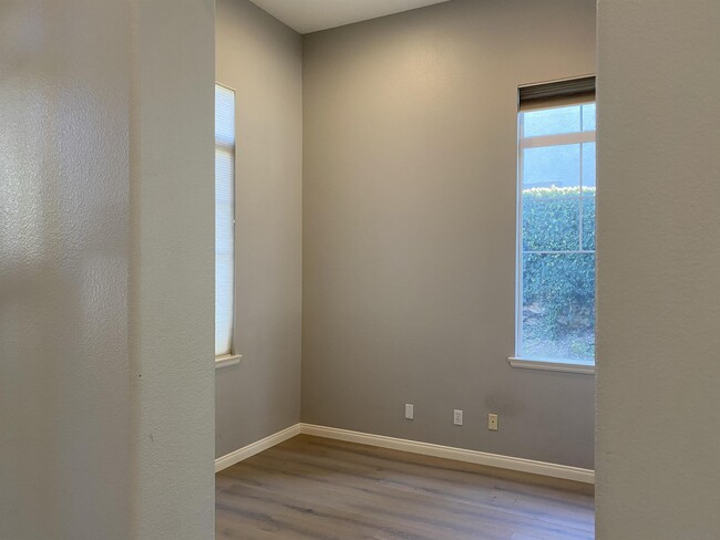 Building Photo - 513 Park Ln