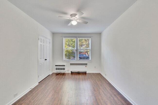 Building Photo - Spacious Corner unit 1 BR 1 BA