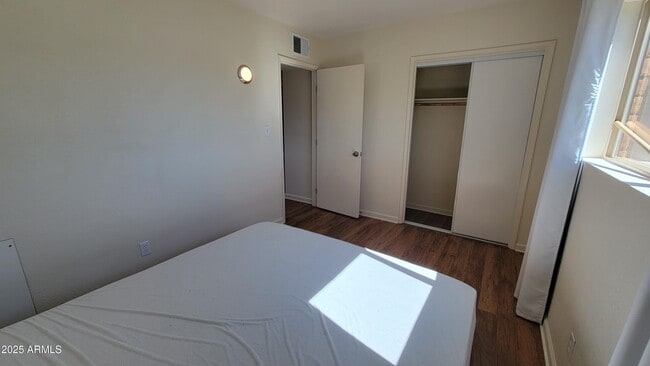 Building Photo - 5149 Paseo Las Palmas