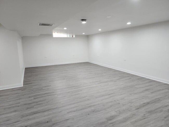 Building Photo - 518 W 53rd Pl