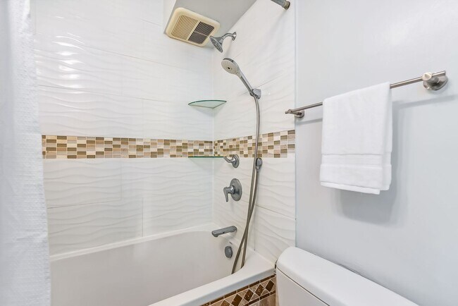 Building Photo - Punahou Pulelehua 2 Bedroom 1 Bathroom 1 Parking 7th Floor Condominium