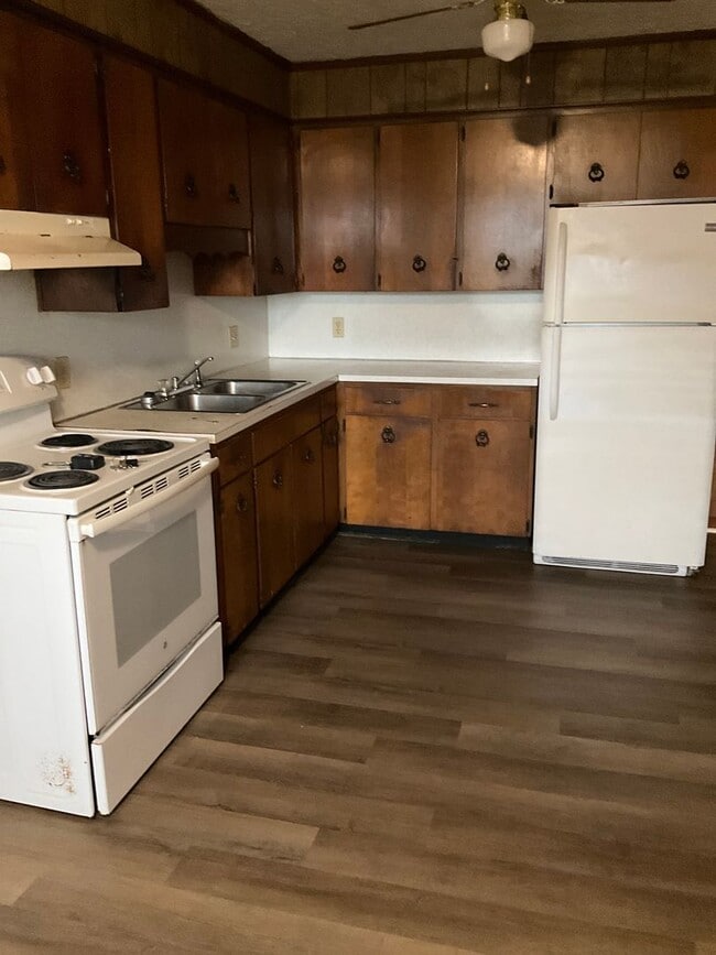 Building Photo - 3 bedroom 1 bath brick home in the country...