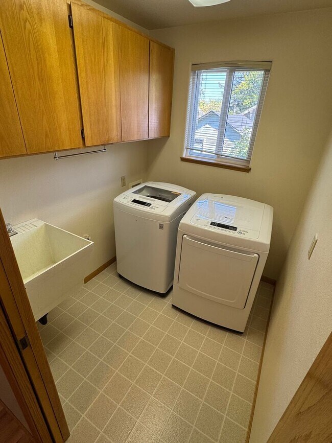 Building Photo - 3 Bedroom Home in College Hill Neighborhood