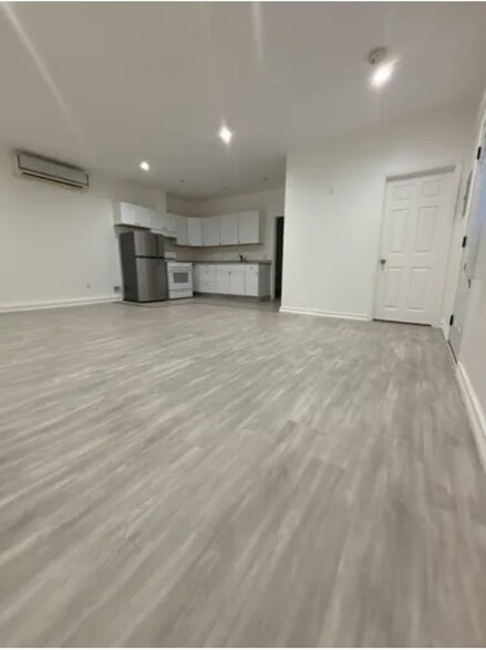 Living room/Kitchen - 713 Milford St