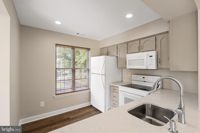 Building Photo - 1676B Thornwood Dr