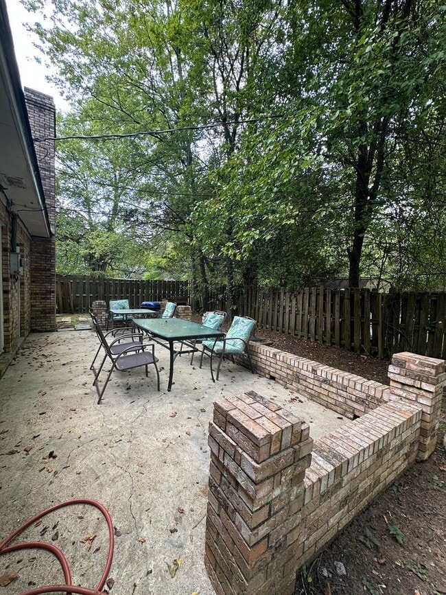 Building Photo - 6 BR 3 BA House in Colonial Hill Community