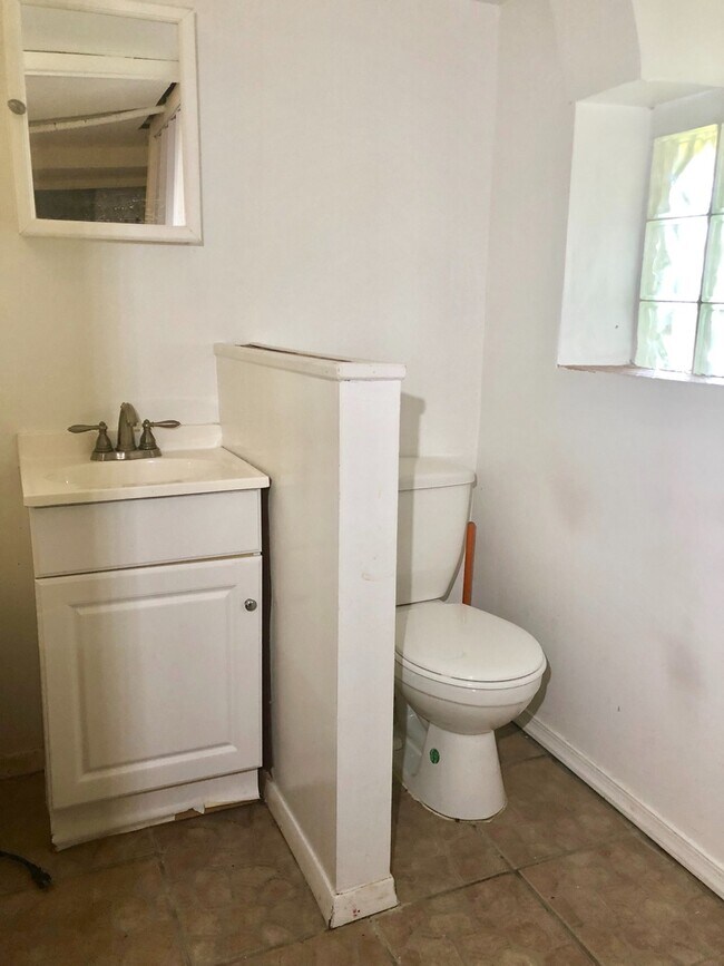 Building Photo - Charming 3 Bedroom/2 Bathroom Duplex in West Hills, MD!