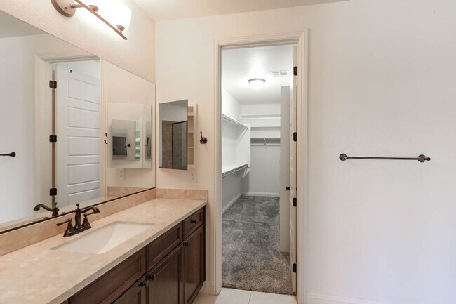 Building Photo - Stunning 5 Bed, 4 Full Baths And 2 Half Ba...