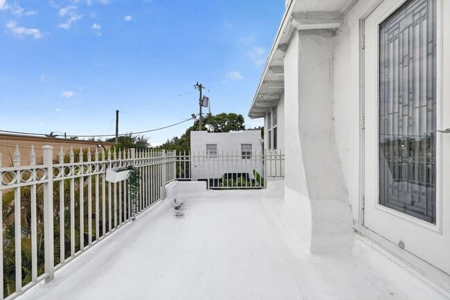 Building Photo - 412 El Prado
