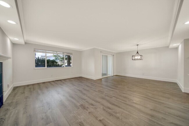 Building Photo - Wonderful Home with a Boat Slip and a Comm...