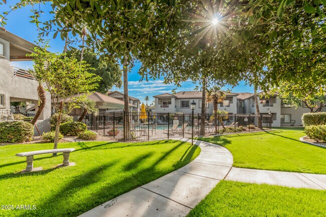 Building Photo - 7401 W Arrowhead Clubhouse Dr