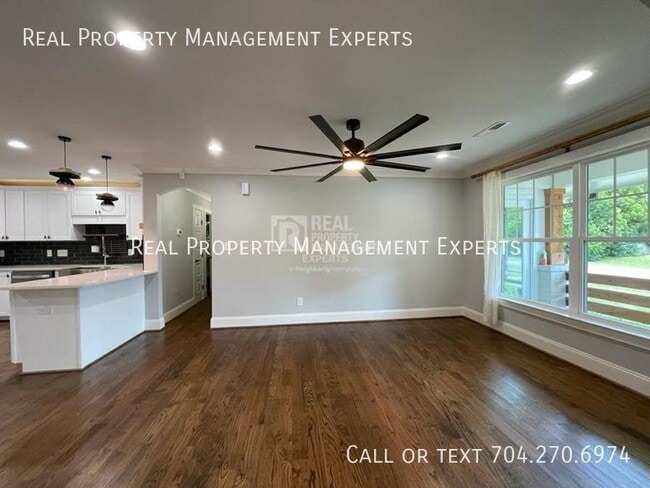 Building Photo - 2243 Shamrock Dr