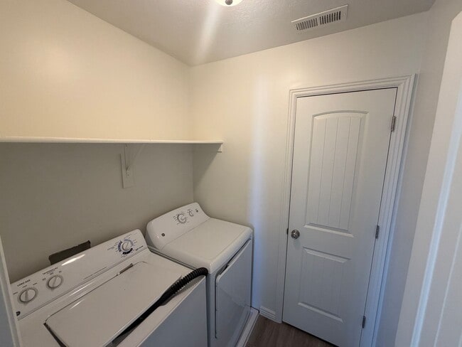 Building Photo - Remodeled 3 Bed / 2.5 Bath Townhome in Great Location