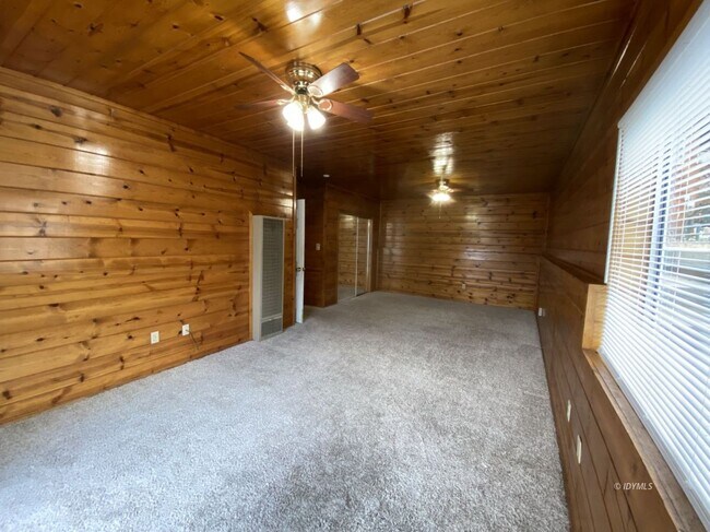 Building Photo - LARGE 2 BEDROOM WALK TO TOWN