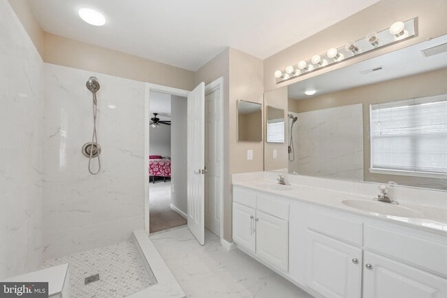 Building Photo - 6355 Willowfield Way