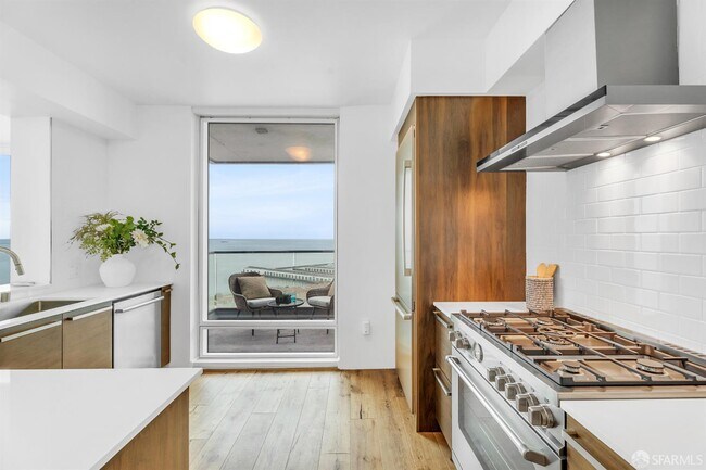 Building Photo - 425 1st St