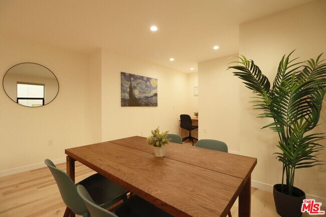 Building Photo - 918 N San Vicente Blvd