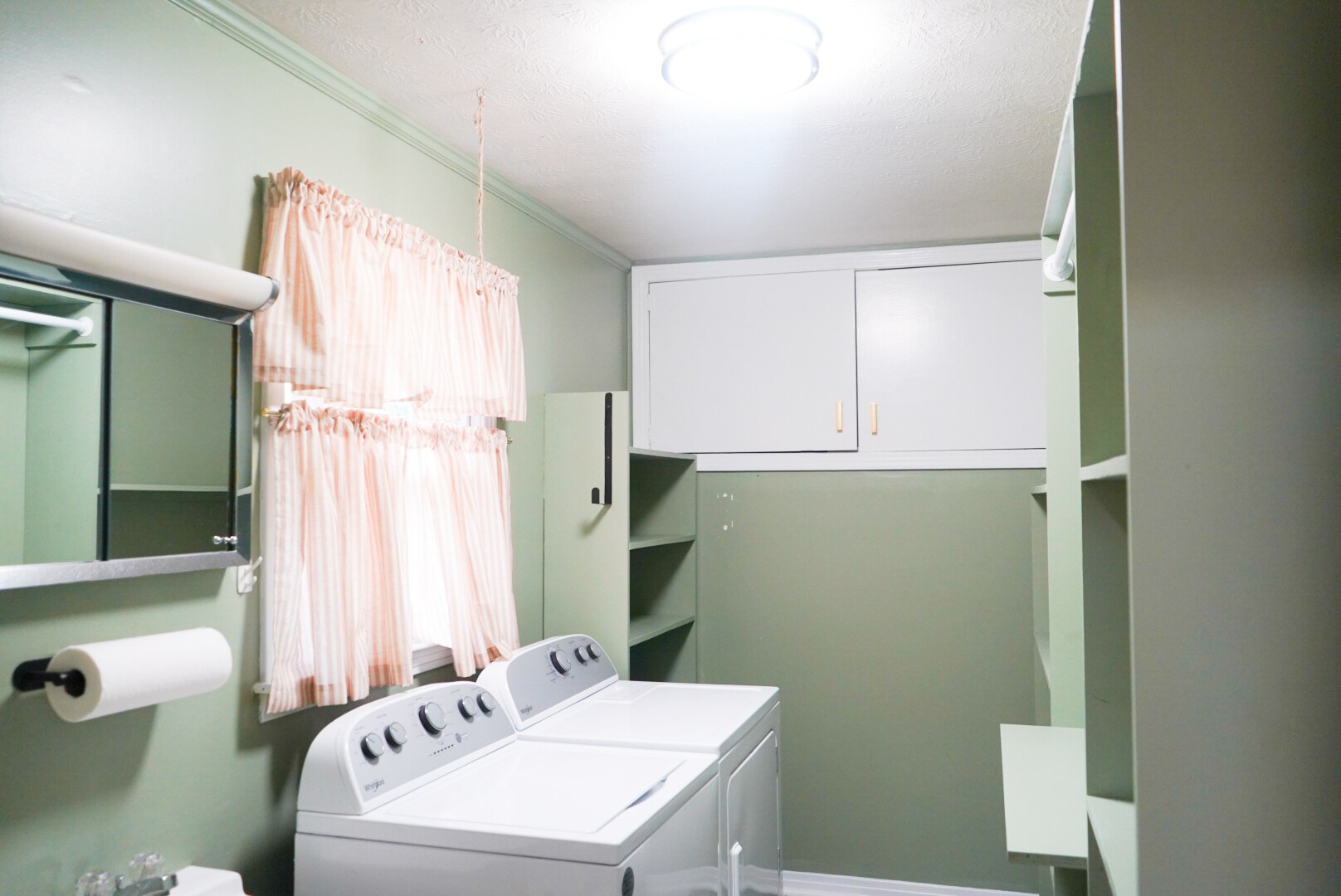 Laundry room - 735 Fisk Rd
