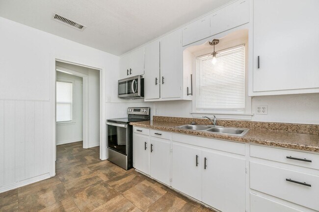 Building Photo - Two bedroom house for lease
