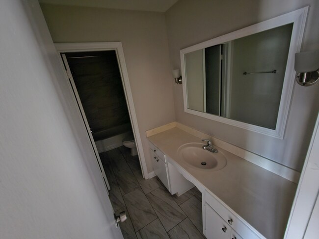 Building Photo - Massive 4BR/3BA Memphis Rental | Brick Fireplace & Built-Ins | Fenced Yard!