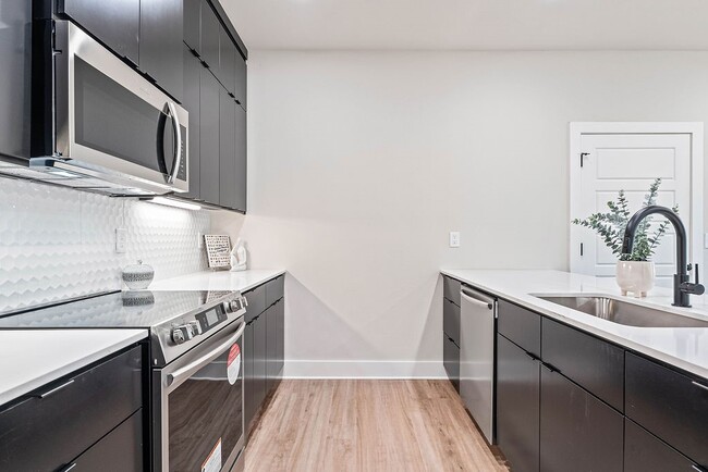 Building Photo - 491 S Happy Hollow Rd