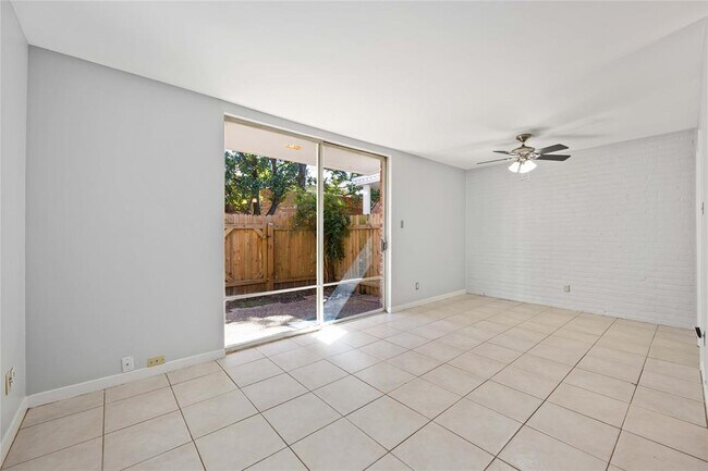Building Photo - 2822 Briarhurst Dr