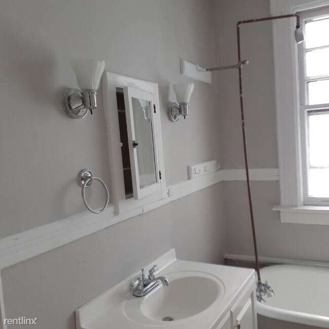 Building Photo - 3 br, 1 bath Apartment - 19-21 Beechwood Ave