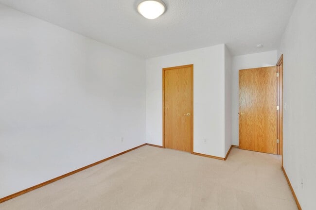 Building Photo - Bright, roomy 3-bdrm/2-bath home w/ office...