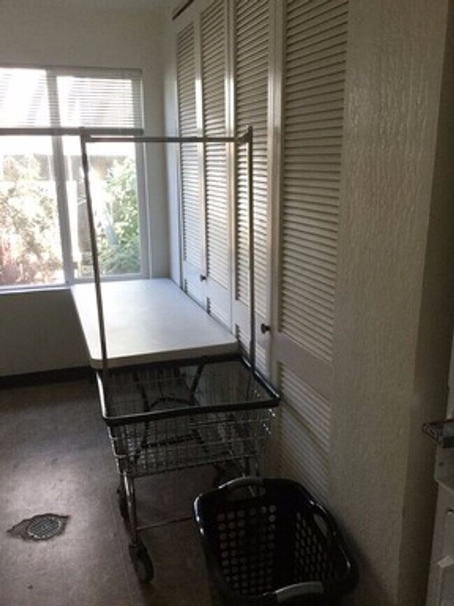 Building Photo - BEAUTIFUL 1 BEDROOM X1 BATHROOM CONDO with NEW HARDWOOD FLOORS! NOW LEASING!!