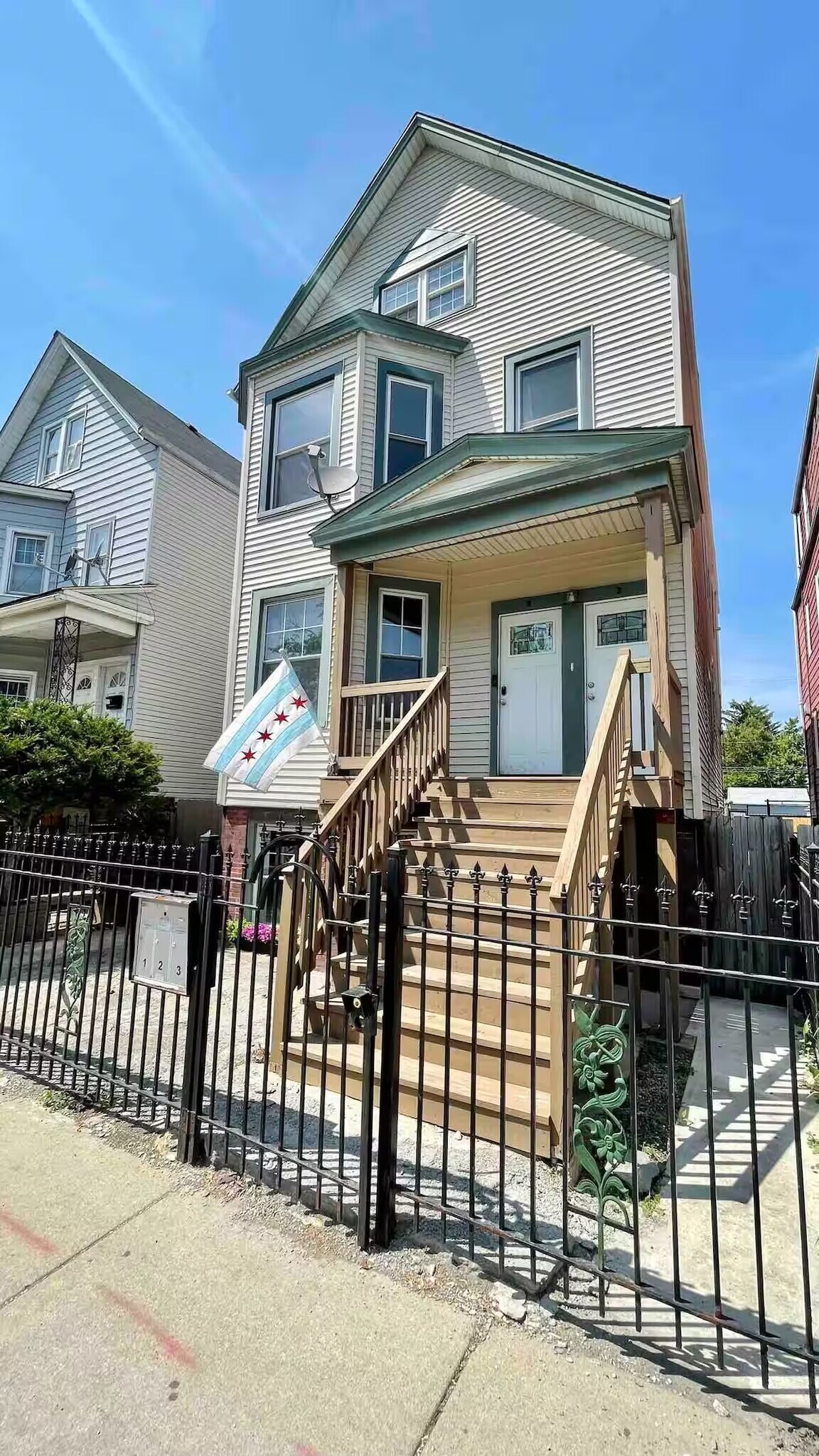 Building Photo - 3850 W Diversey Ave