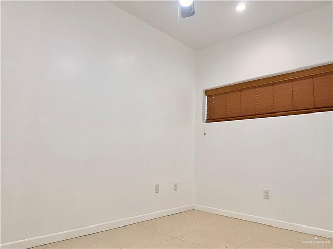 Building Photo - 813 Travis St