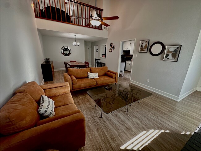 Building Photo - 13821 Hollowgreen Dr